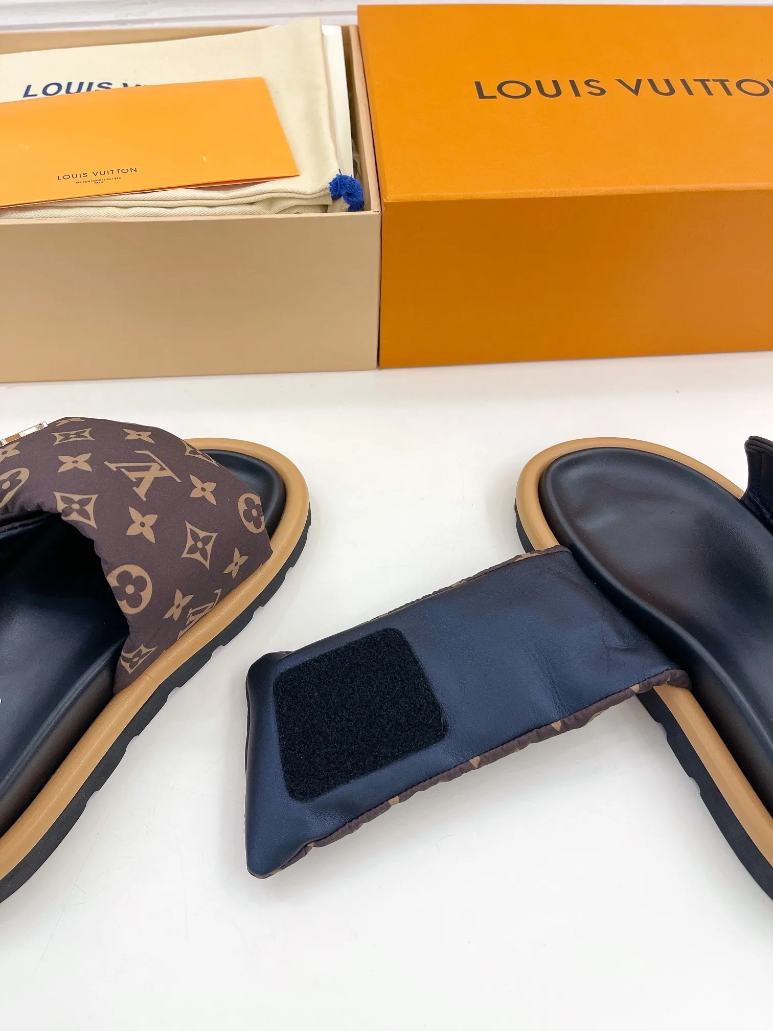 👟👟Ex-factory price 360👟👟 Women's Shoes Women's Clothing LV | Louis Vuitton ²⁰²³ 𝐬𝐬 🧡💚2023 Spring and Summer New Products The counter features the latest embossed slippers, hard goods, new🆕 High-end! A popular model among bloggers at home and abroad, it’s retro and fashionable and looks amazing on your feet! Mainly recommended model on the official website★ ━━━━━ ЅᏇєєt ━━━━━ ▪️Upper: High-customized mercerized cloth➕Embossed ▪️Inner lining: Imported goatskin lining ▪️Outsole: Original open-molded non-slip and wear-resistant foam sole ▪️Code number: women's code 35-40 men's code 39-44
